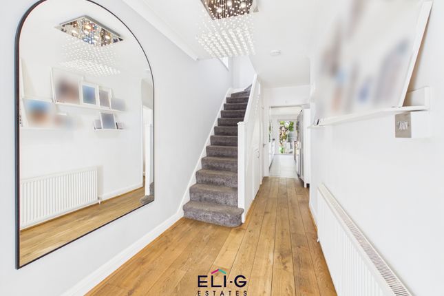 15 Hillview Gardens, London photo 2