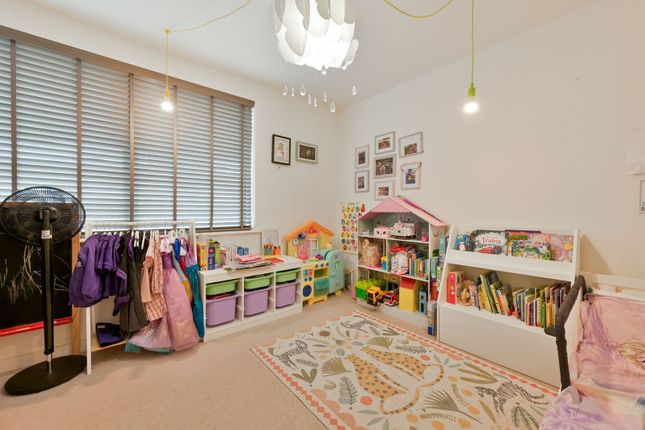 Kenneth Way, W5, Ealing Broadway photo 4