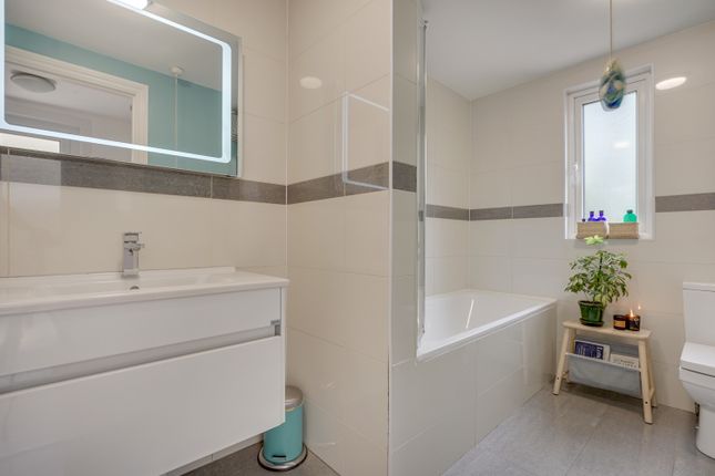 Flat for sale in Trinity Road, Bowes Park, London