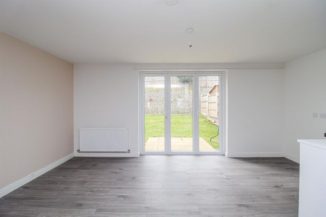 100, Little Wood Crescent, Wakefield photo 4