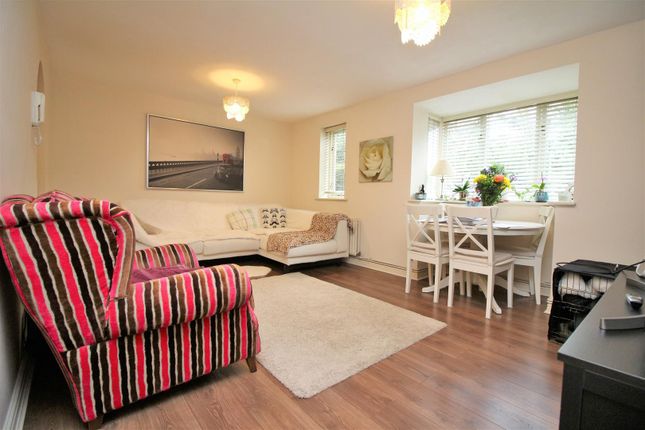 4 Everett Court,, Watling Street, Radlett photo 2