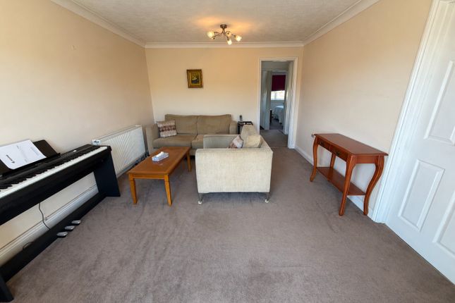 8 Fairfield Close, Dunstable, Bedfordshire photo 2