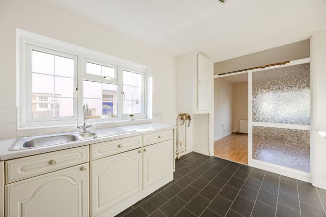 Flat 3 Tracey Court, 96, Blenheim Crescent, Leigh-On-Sea photo 3