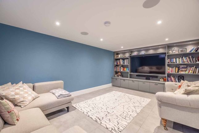 131a, Holtspur Top Lane, Beaconsfield photo 3