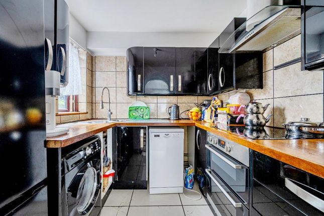 19, Hickory Close, London photo 4