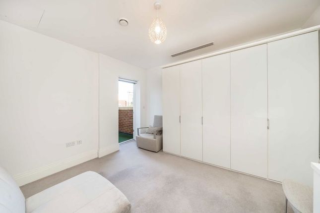 Flat 23 Hurley Court, 953, High Road, London photo 4