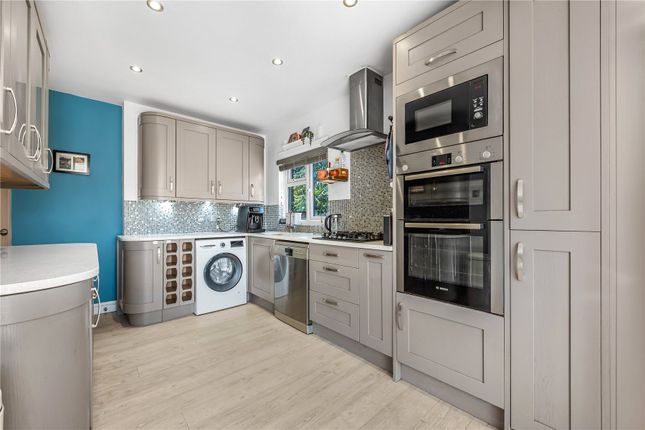 14, Thompsons Close, Woking photo 4