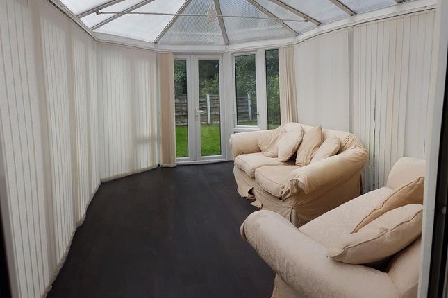 A Cozy And Well-Maintained Conservatory-Style Livi...