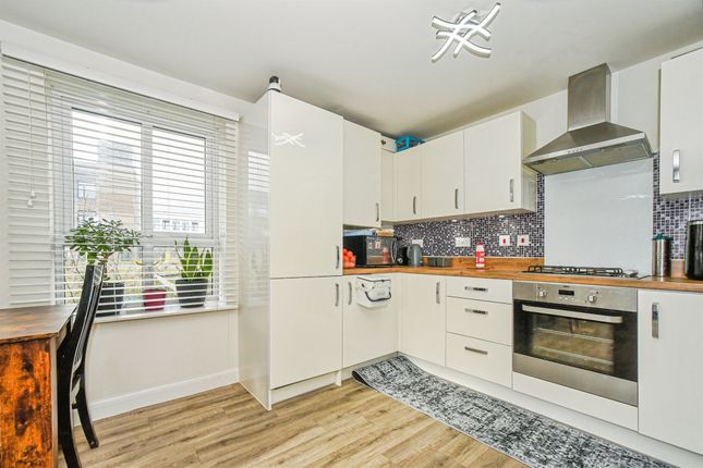 3, Heron House, Semington Strand, Swindon photo 4