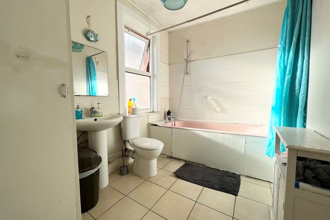 End terrace house for sale in Clarendon Road, London