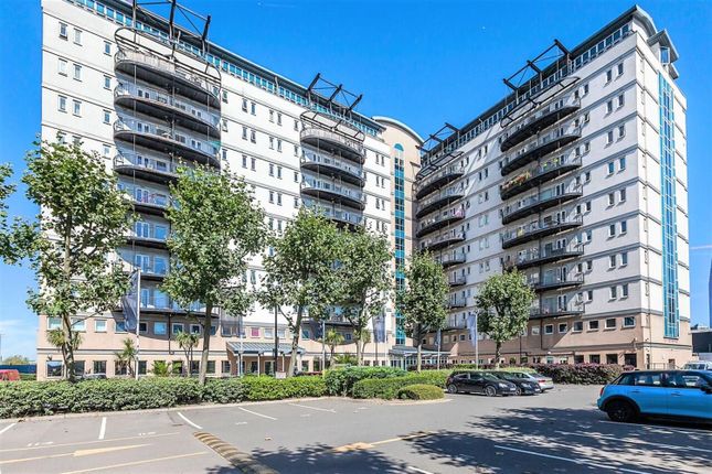 Flat for sale in High Street, London