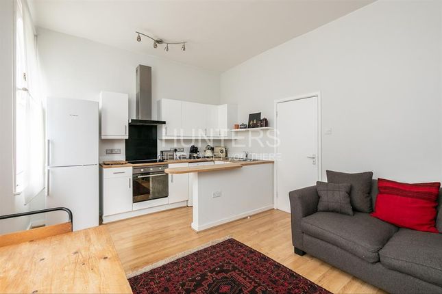Flat to rent in Walford Road, London
