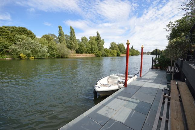 22, The Island, Thames Ditton photo 3