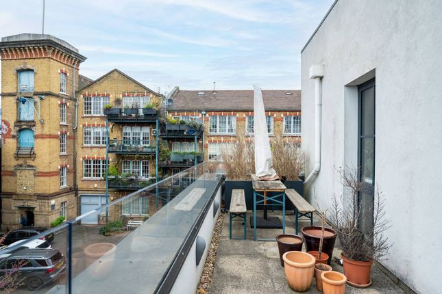 Flat to rent in Koops Mill Mews, Bermondsey, London