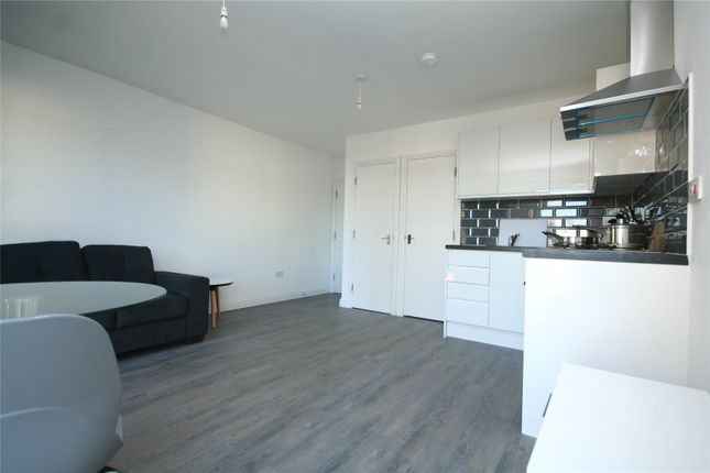 Flat 4, 401, High Street, Gloucestershire photo 5