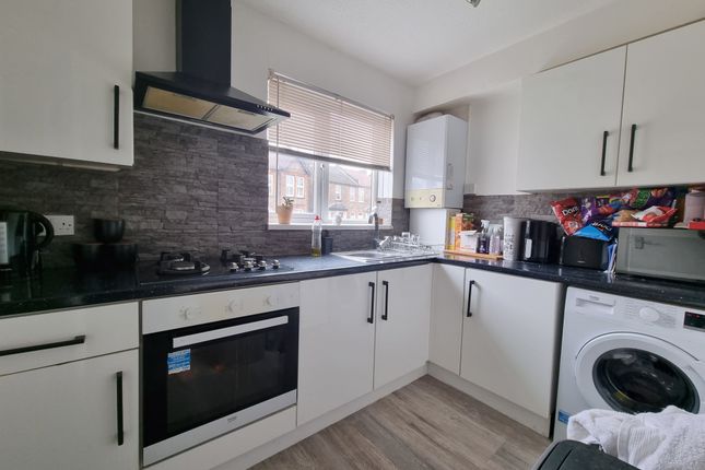 Flat to rent in Hogarth Crescent, Collierswood