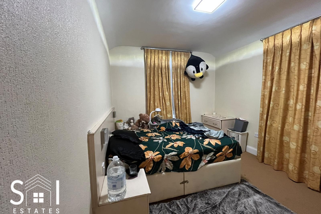 4, Richmond Crescent, Staines-upon-thames photo 5