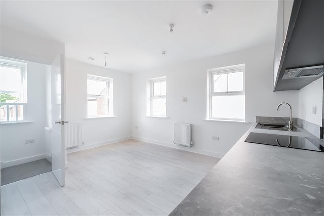 13, Iris Crescent, Leeds photo 3