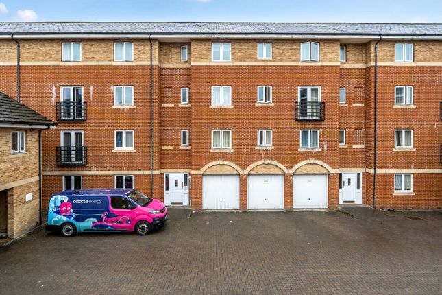 2-bed flat on 106, Saltash Road, Swindon, £90,000