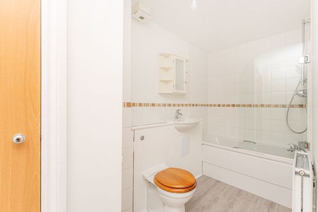 Flat for sale in Millicent Grove, London