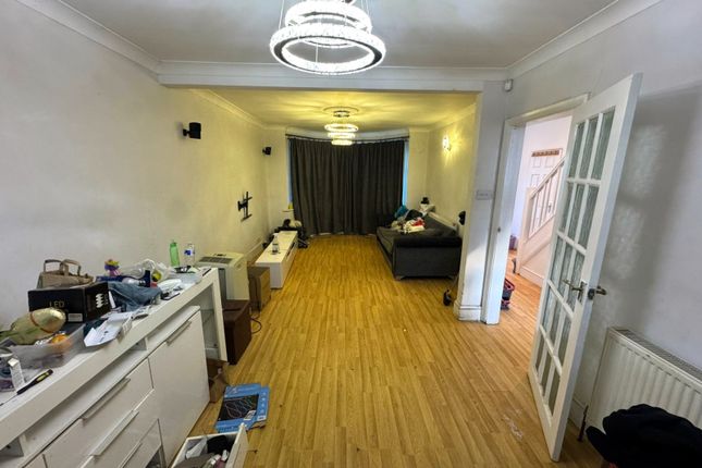 37 Richmond Avenue, Feltham photo 2