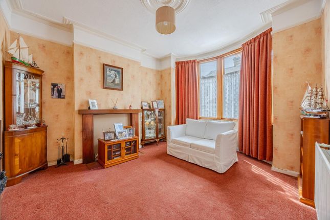 18, Uttons Avenue, Leigh-On-Sea photo 4