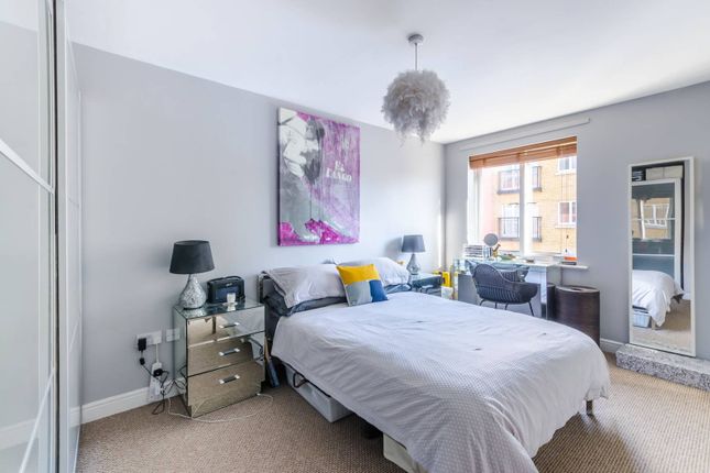 Flat to rent in Candle Street, Mile End, London