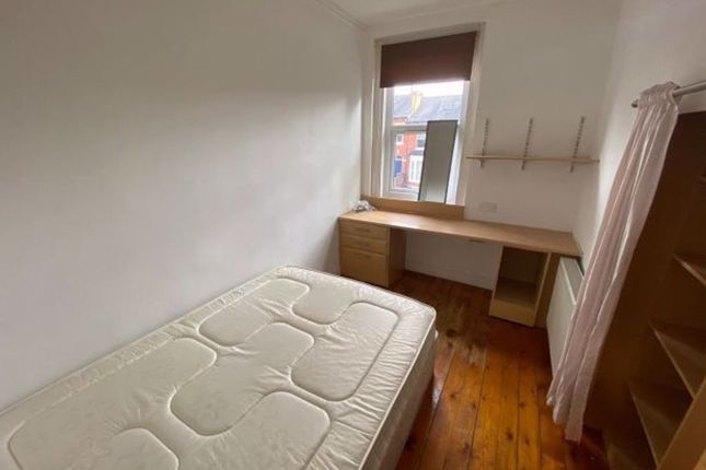 A Cozy Single Bedroom Featuring A Comfortable Matt...