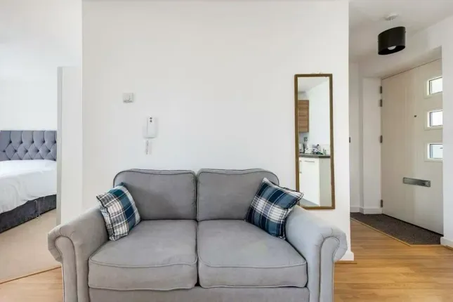 Flat 5, Clarke Apartments 5 Heath Place photo 4