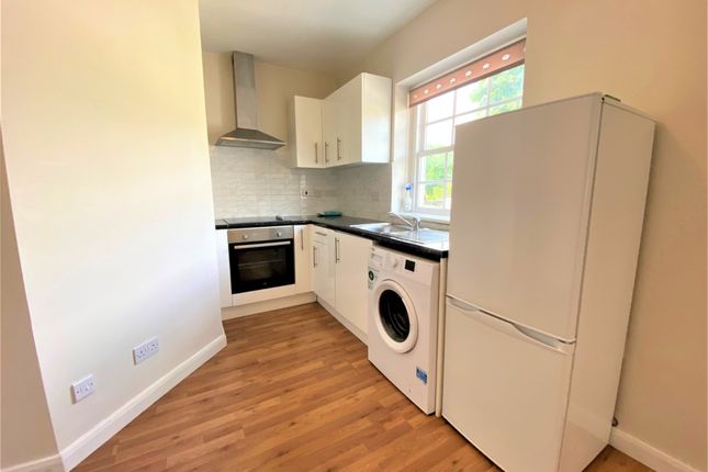 Flat to rent in Red Lion High Street, Colnbrook, Slough, Berkshire