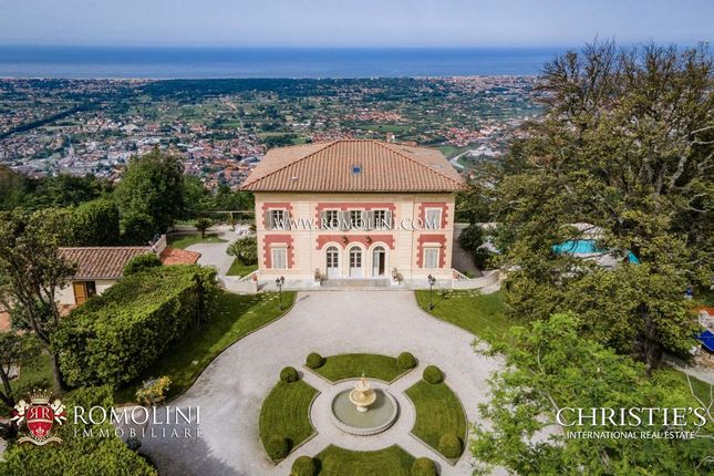 Thumbnail Villa for sale in Pietrasanta, Tuscany, Italy