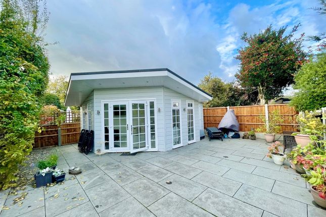 21, Woodside, Essex photo 3