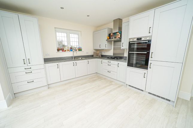 2, Shackleton Grove, Leighton Buzzard photo 2