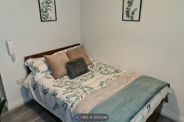 Studio flat on Lancaster House, Oldgate, Huddersfield, £430/mo