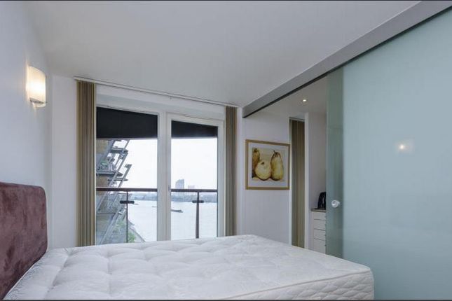 Flat to rent in Seacon Tower, South Quay, London, London