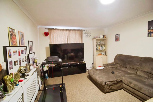 270, Milwards, Harlow photo 4