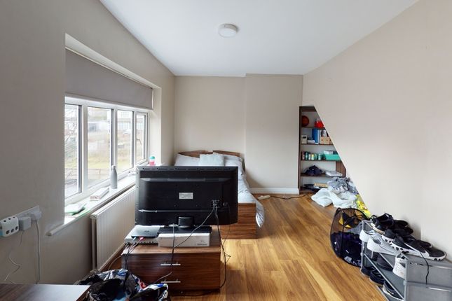 Dennistead Crescent, Leeds photo 4