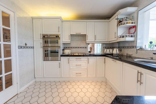 7 Abbotts Close, Rochester photo 3