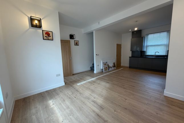 524, Manchester Road, HUDDERSFIELD photo 2