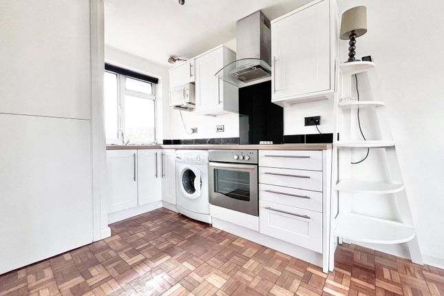 16 Salliesfield,, Kneller Road, Twickenham photo 3