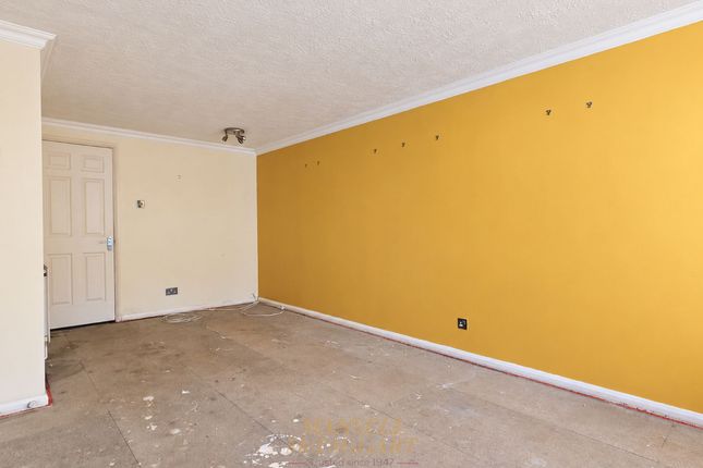 11 Goddard Close, Crawley photo 3