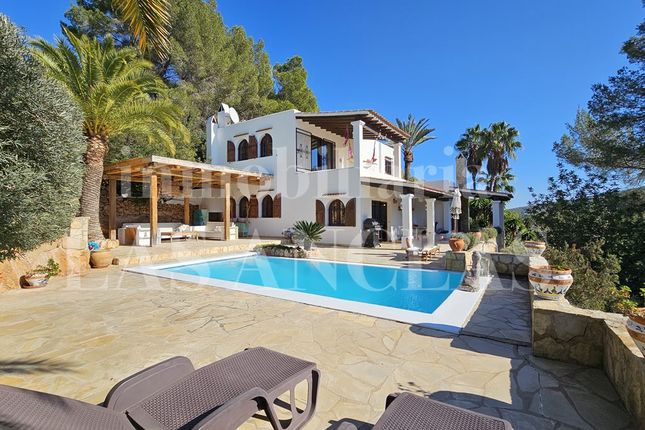 Thumbnail Country house for sale in Between Ibiza &amp; Sta. Eulalia, Ibiza, Spain