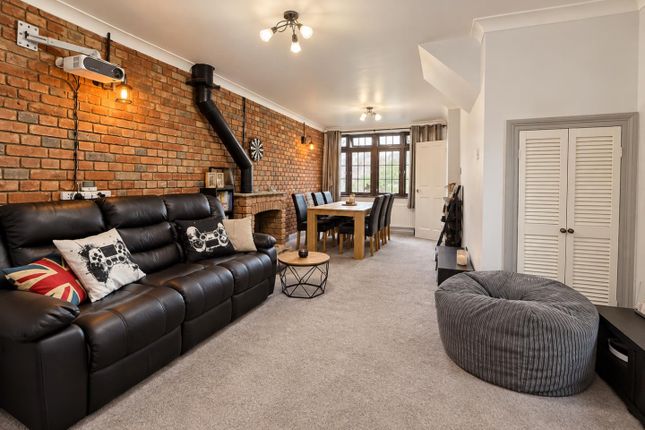 89, Sunningdale Avenue, Hanworth photo 2