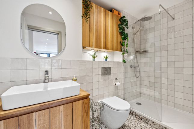 Flat 8, Integra House, 138, Alexandra Road, London photo 4