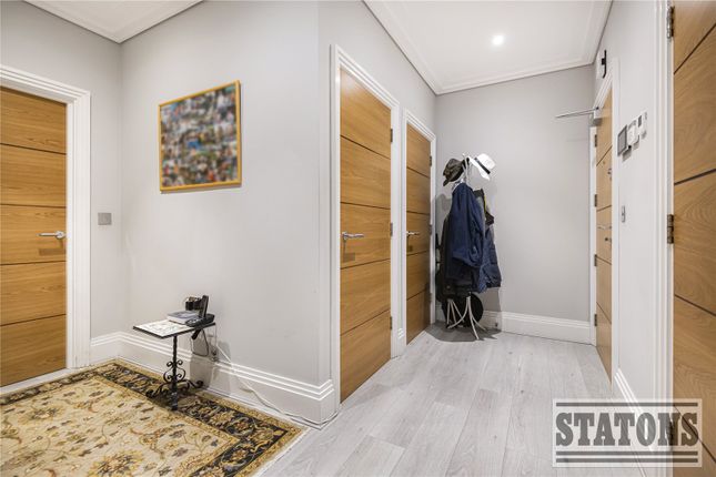 Flat 1, Manor Wood Lodge, 1, Coombehurst Close, Hadley Wood photo 3