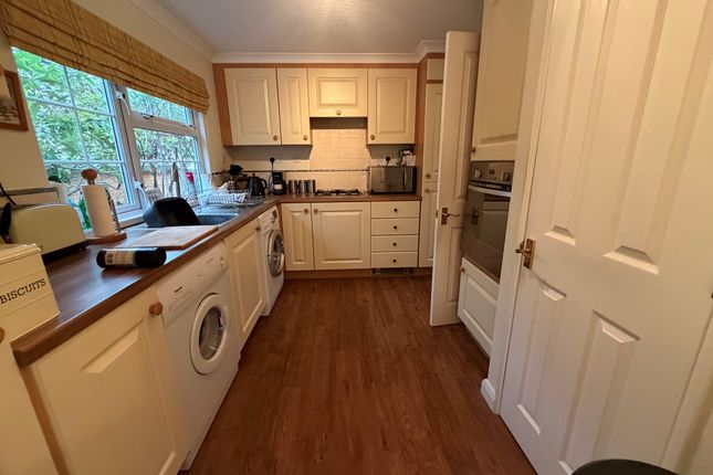 32 Fangrove Park, Chertsey photo 2