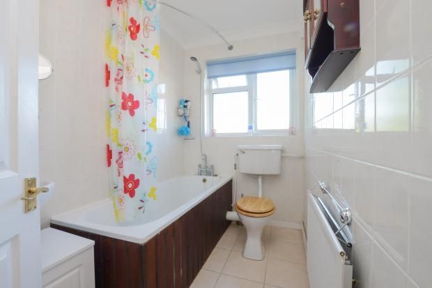 19 Vicarage Fields, Walton on Thames photo 4
