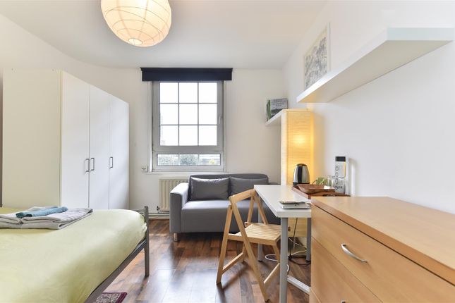 Flat 54, Everard House, Boyd Street, London photo 4