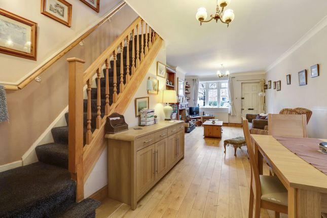 8 Pemberton Road, East Molesey photo 4