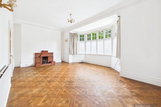 Flat 4, St. Michaels, 31, Oatlands Chase, Weybridge photo 3
